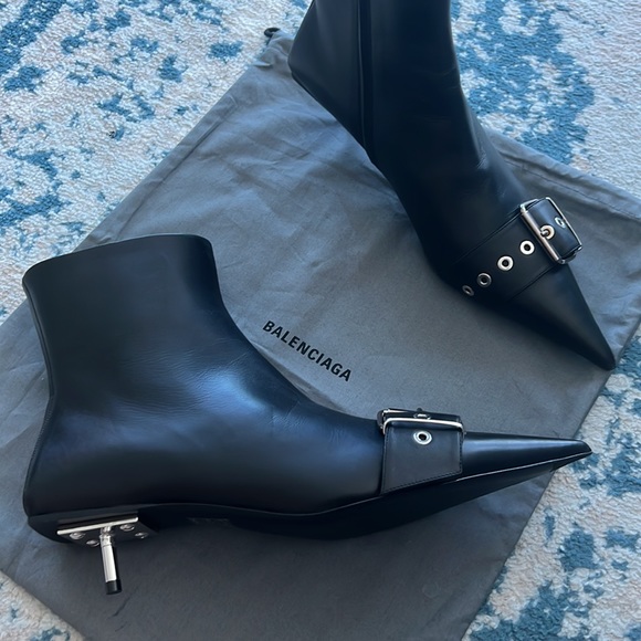 Beautiful new BALENCIAGA boots still at stores never used super comfortable - Picture 2 of 8